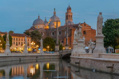 İtalya 'nın Padua kentindeki Prato della Valle' de Santa Giustina Bazilikası üzerinde gün batımı.