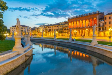 İtalya 'nın Padua kentindeki Piazza Prato della Valle' de Loggia Amulea üzerinde gün batımı.