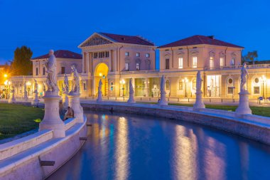 İtalya 'nın Padua kentindeki Piazza Prato della Valle' de renkli evlerin üzerinde gün batımı.