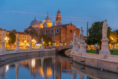 İtalya 'nın Padua kentindeki Prato della Valle' de Santa Giustina Bazilikası üzerinde gün batımı.