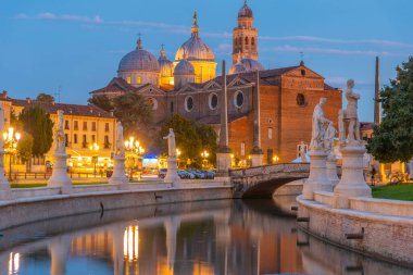 İtalya 'nın Padua kentindeki Prato della Valle' de Santa Giustina Bazilikası üzerinde gün batımı.