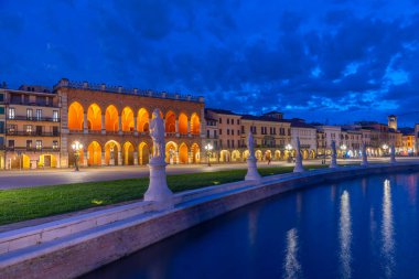İtalya 'nın Padua kentindeki Piazza Prato della Valle' de Loggia Amulea üzerinde gün batımı.