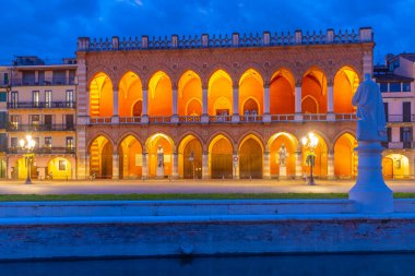 İtalya 'nın Padua kentindeki Piazza Prato della Valle' de Loggia Amulea üzerinde gün batımı.