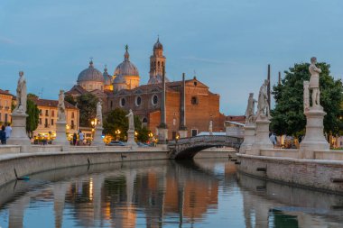 İtalya 'nın Padua kentindeki Prato della Valle' de Santa Giustina Bazilikası üzerinde gün batımı.