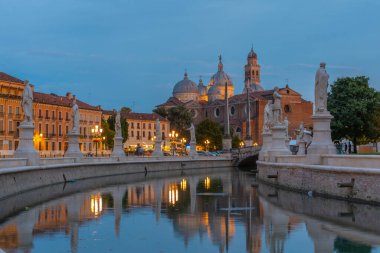 İtalya 'nın Padua kentindeki Prato della Valle' de Santa Giustina Bazilikası üzerinde gün batımı.