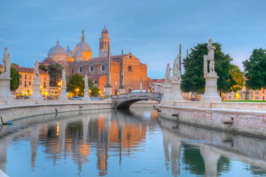 İtalya 'nın Padua kentindeki Prato della Valle' de Santa Giustina Bazilikası üzerinde gün batımı.
