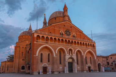 İtalyan kasabası Padua 'da Basilica di Sant' Antonio 'da gün batımı.