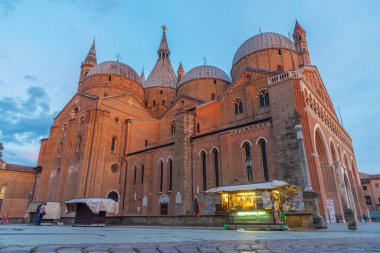 İtalyan kasabası Padua 'da Basilica di Sant' Antonio 'da gün batımı.