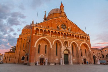 İtalyan kasabası Padua 'da Basilica di Sant' Antonio 'da gün batımı.