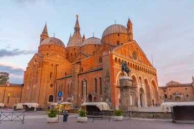 İtalyan kasabası Padua 'da Basilica di Sant' Antonio 'da gün batımı.