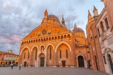 İtalyan kasabası Padua 'da Basilica di Sant' Antonio 'da gün batımı.