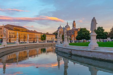 İtalya 'nın Padua kentindeki Prato della Valle' de Santa Giustina Bazilikası üzerinde gün batımı.