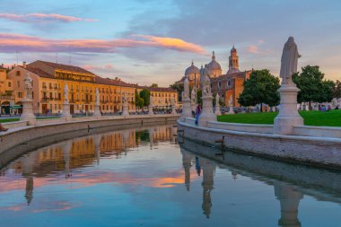 İtalya 'nın Padua kentindeki Prato della Valle' de Santa Giustina Bazilikası üzerinde gün batımı.
