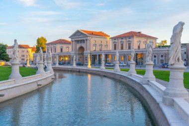 İtalyan şehri Padua 'da Prato della Valle' yi çevreleyen heykeller.