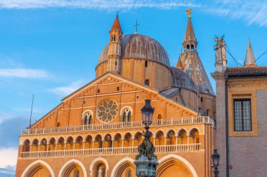İtalyan kasabası Padua 'da Basilica di Sant' Antonio 'da gün batımı.