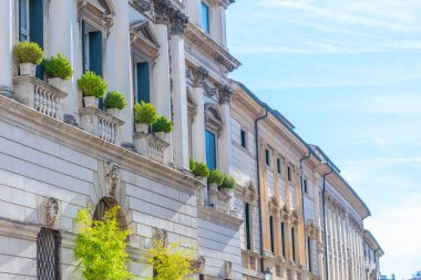 İtalya 'nın eski Vicenza kasabasındaki tarihi evler.