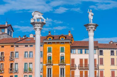 İtalyan kasabası Vicenza 'nın merkezindeki Venedik sütunları.