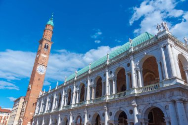 İtalya 'nın Vicenza kentindeki Piazza dei Signori meydanında Basilica Palladiana.