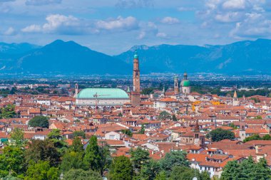 İtalya 'daki eski Vicenza kasabasının hava manzarası.