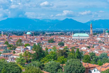 İtalya 'daki eski Vicenza kasabasının hava manzarası.