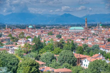 İtalya 'daki eski Vicenza kasabasının hava manzarası.