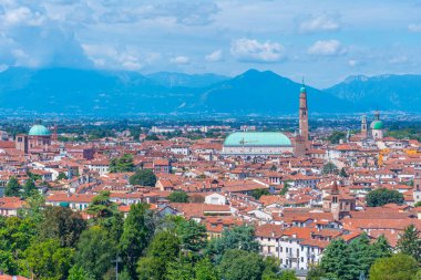 İtalya 'daki eski Vicenza kasabasının hava manzarası.