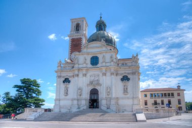 İtalyan kenti Vicenza 'daki Madonna di Monte Berico Mabedi manzarası.