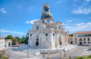 İtalyan kenti Vicenza 'daki Madonna di Monte Berico Mabedi manzarası.