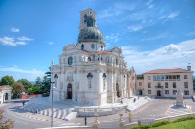 İtalyan kenti Vicenza 'daki Madonna di Monte Berico Mabedi manzarası.