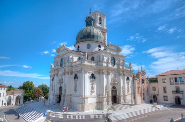 İtalyan kenti Vicenza 'daki Madonna di Monte Berico Mabedi manzarası.