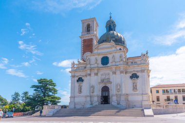 İtalyan kenti Vicenza 'daki Madonna di Monte Berico Mabedi manzarası.