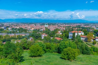 İtalya 'daki eski Vicenza kasabasının hava manzarası.