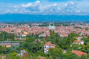 İtalya 'daki eski Vicenza kasabasının hava manzarası.