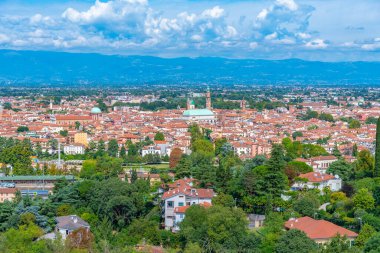 İtalya 'daki eski Vicenza kasabasının hava manzarası.