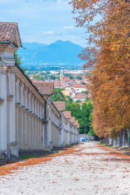 İtalya 'nın Vicenza kentindeki Madonna di Monte Berico' nun mabedine giden atari salonu..