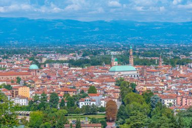 İtalya 'daki eski Vicenza kasabasının hava manzarası.