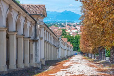 İtalya 'nın Vicenza kentindeki Madonna di Monte Berico' nun mabedine giden atari salonu..