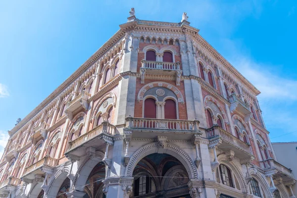 İtalyan Padua kasabasındaki Piazza delle Erbe Meydanı 'ndaki eski bina..