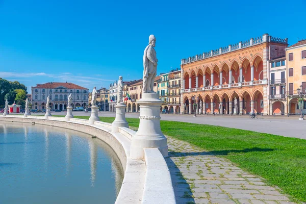 İtalya 'nın Padua kentindeki Piazza Prato della Valle' de Loggia Amulea.