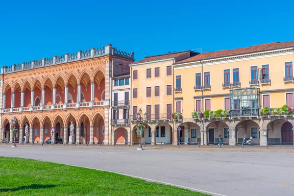 İtalya 'nın Padua kentindeki Piazza Prato della Valle' de Loggia Amulea.