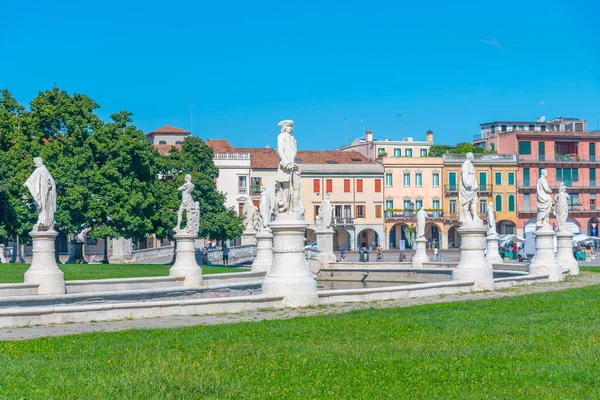 İtalyan şehri Padua 'da Prato della Valle' yi çevreleyen heykeller.