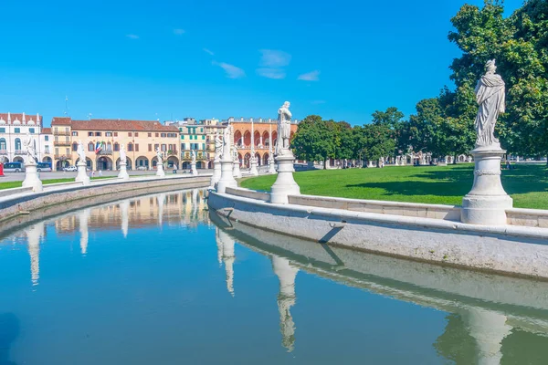 İtalyan şehri Padua 'da Prato della Valle' yi çevreleyen heykeller.