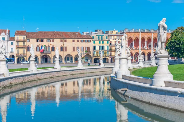 İtalyan şehri Padua 'da Prato della Valle' yi çevreleyen heykeller.