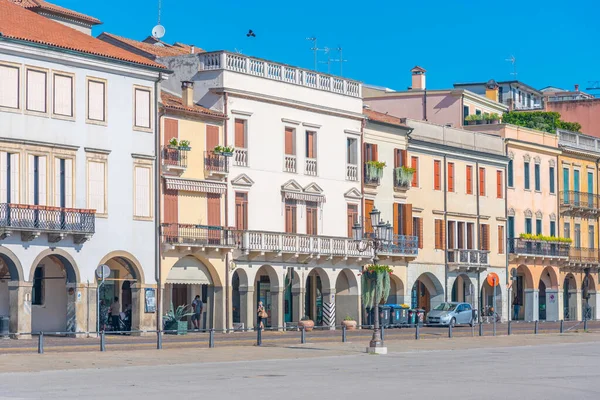 İtalyan kasabası Padua 'daki Piazza Prato della Valle' de renkli evler.