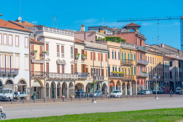 İtalyan kasabası Padua 'daki Piazza Prato della Valle' de renkli evler.