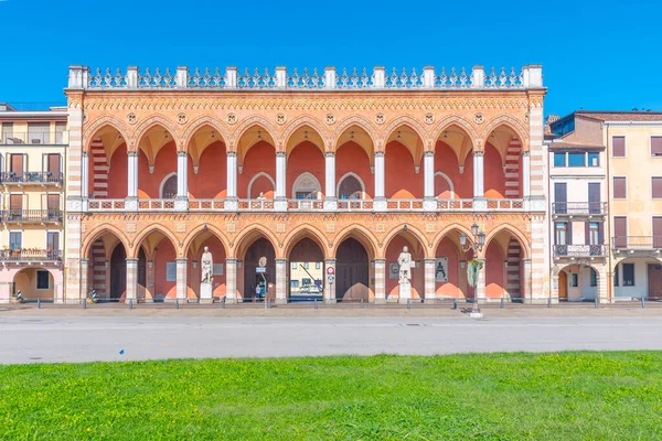 İtalya 'nın Padua kentindeki Piazza Prato della Valle' de Loggia Amulea.