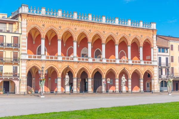 İtalya 'nın Padua kentindeki Piazza Prato della Valle' de Loggia Amulea.