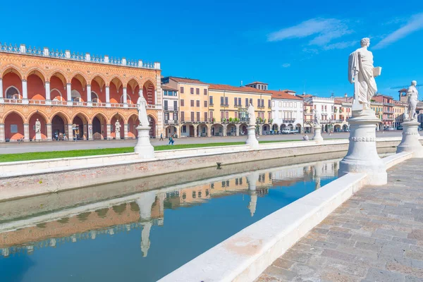 İtalyan şehri Padua 'da Prato della Valle' yi çevreleyen heykeller.