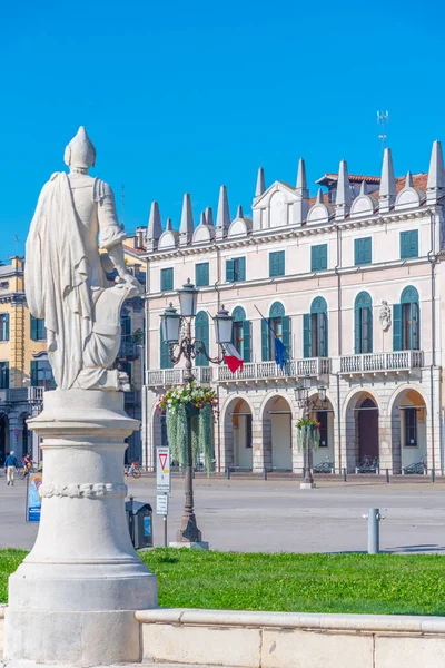 이탈리아 의도시 파두아에 프라토 발레를 둘러싼 동상들 — 스톡 사진