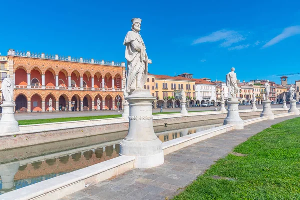 İtalyan şehri Padua 'da Prato della Valle' yi çevreleyen heykeller.